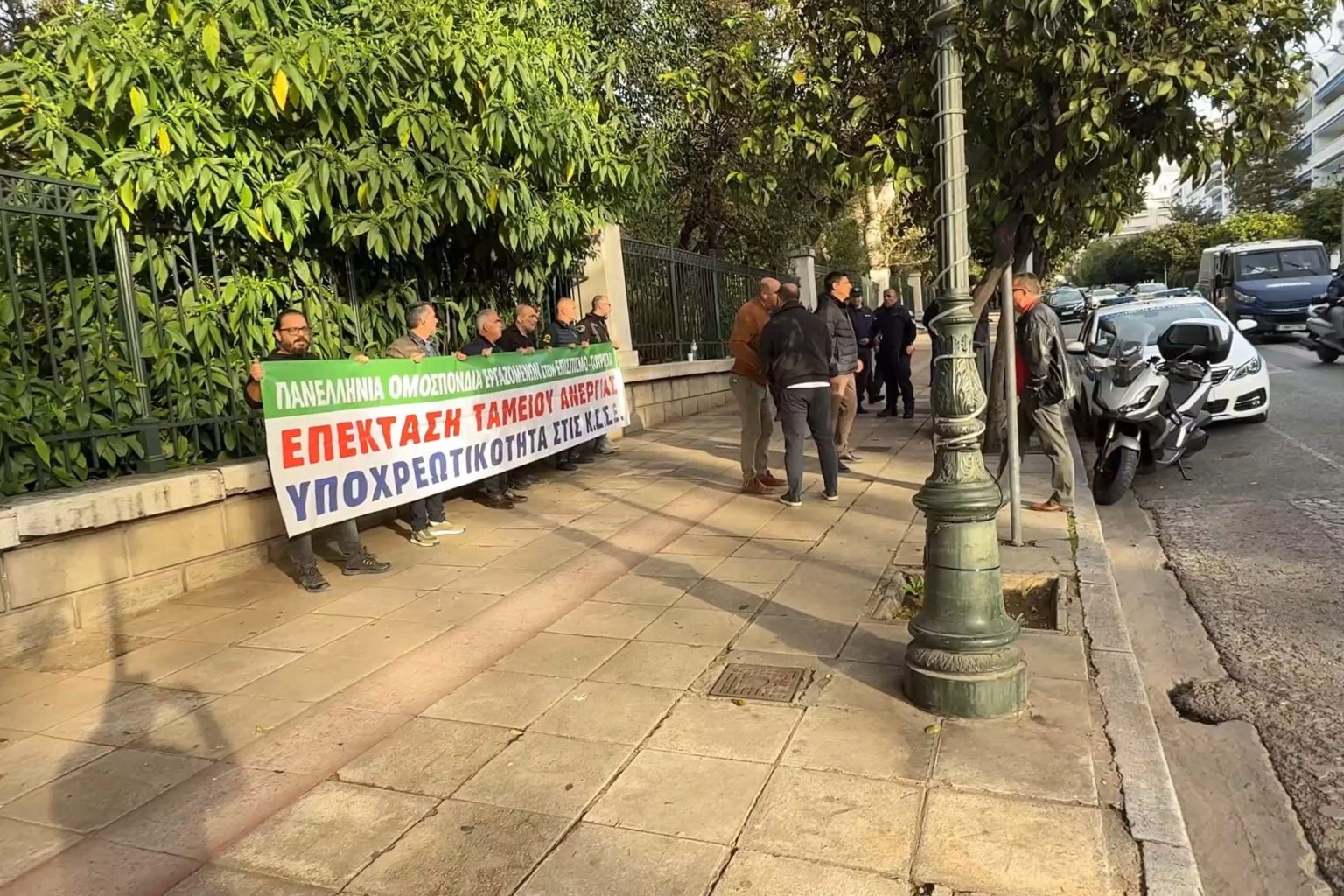 Αιφνιδιαστική διαμαρτυρία της ΠΟΕΕΤ πραγματοποιήθηκε σήμερα έξω από το Μέγαρο Μαξίμου με πανό