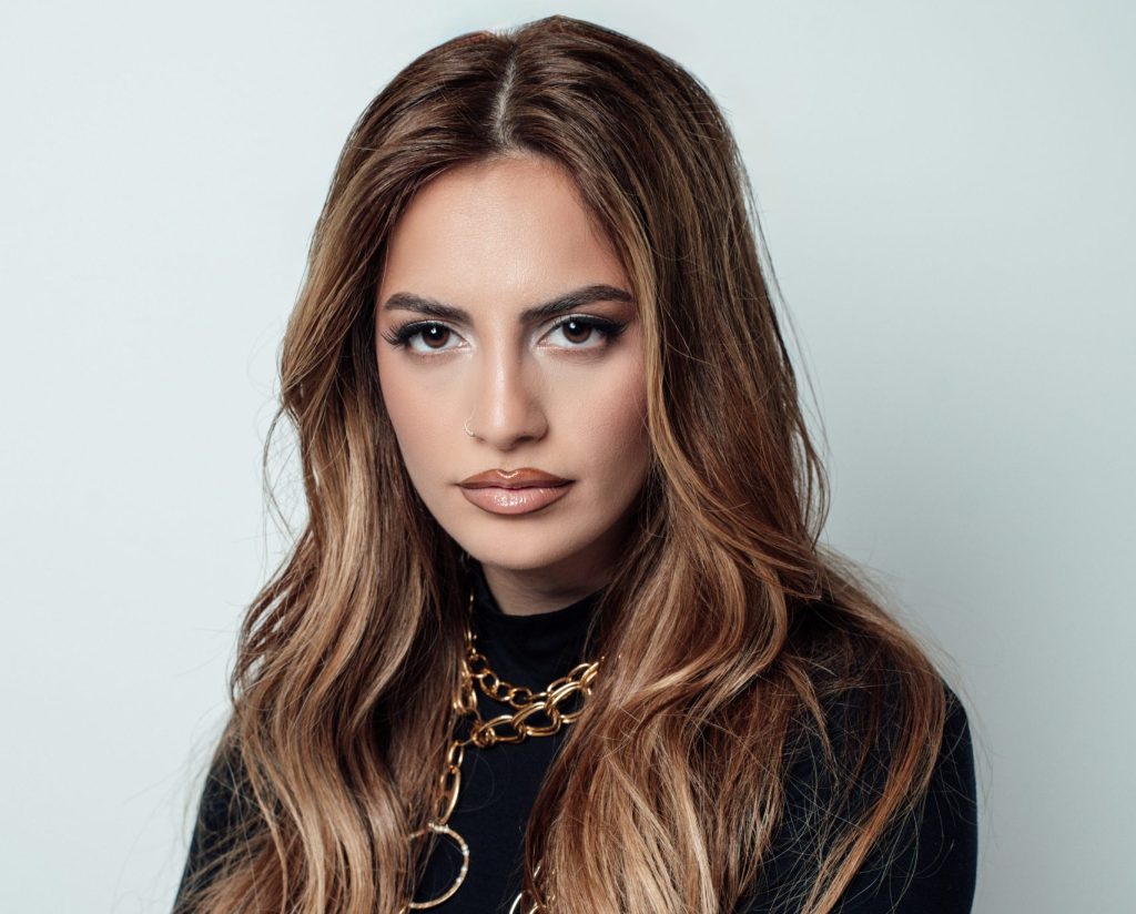 H Daphne Lawrence κυκλοφορεί το πρώτο της άλμπουμ με τίτλο “SOS” από τη Minos EMI,