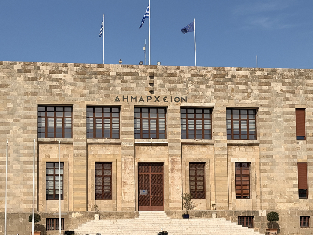 Πρόκειται για την κλασική πολιτική τακτική του “Whataboutism”.