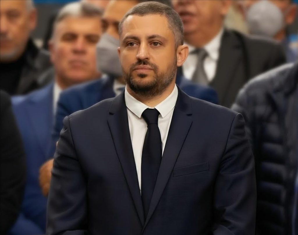 Ν.Γερονικόλας: Πώς να δικαιολογήσετε τον εναγκαλισμό σας κ. Καμπουράκη με τον μέχρι πρότινος υβριστή σας;