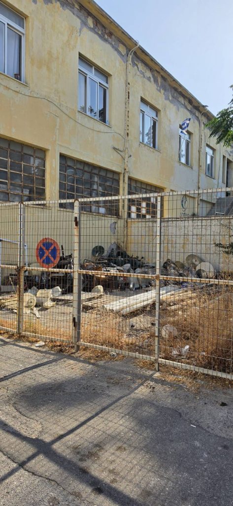 Οι υπαίθριες αποθήκες των τεχνικών υπηρεσιών του Δήμου Ρόδου όμορφοι σκουπιδότοποι
