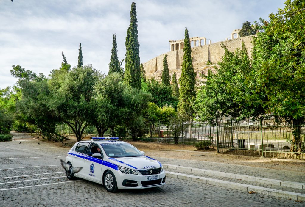 Επίθεση με μαχαίρι στην Ακρόπολη: Τραυματίστηκαν δυο Αμερικανοί, με ποινικό μητρώο ο 60χρονος δράστης