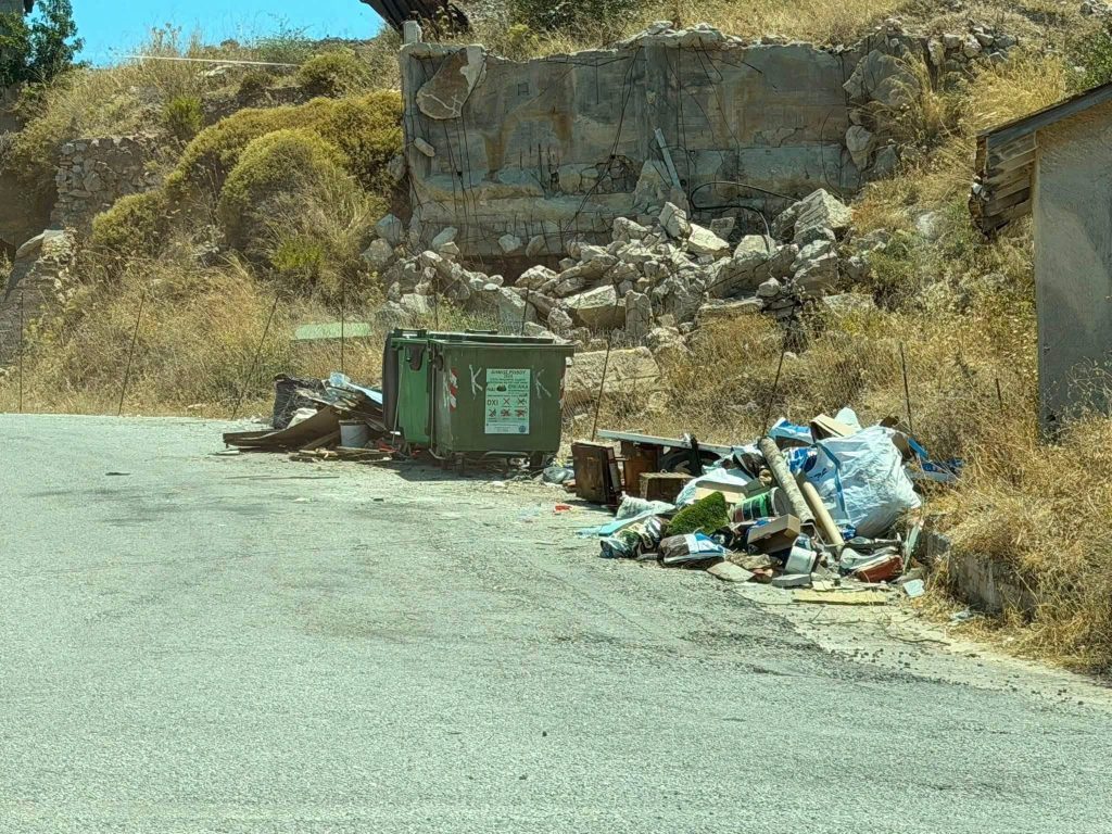 Ο Δήμαρχος κατάφερε το ακατόρθωτο: μετέτρεψε το «Σμαραγδένιο Νησί» σε «Σκουπιδένιο»