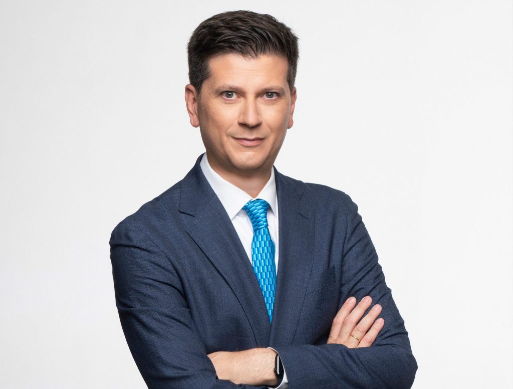 Ο ΣΚΑΪ, με ιδιαίτερη χαρά, υποδέχεται ξανά στον όμιλο τον Απόστολο Μαγγηριάδη.