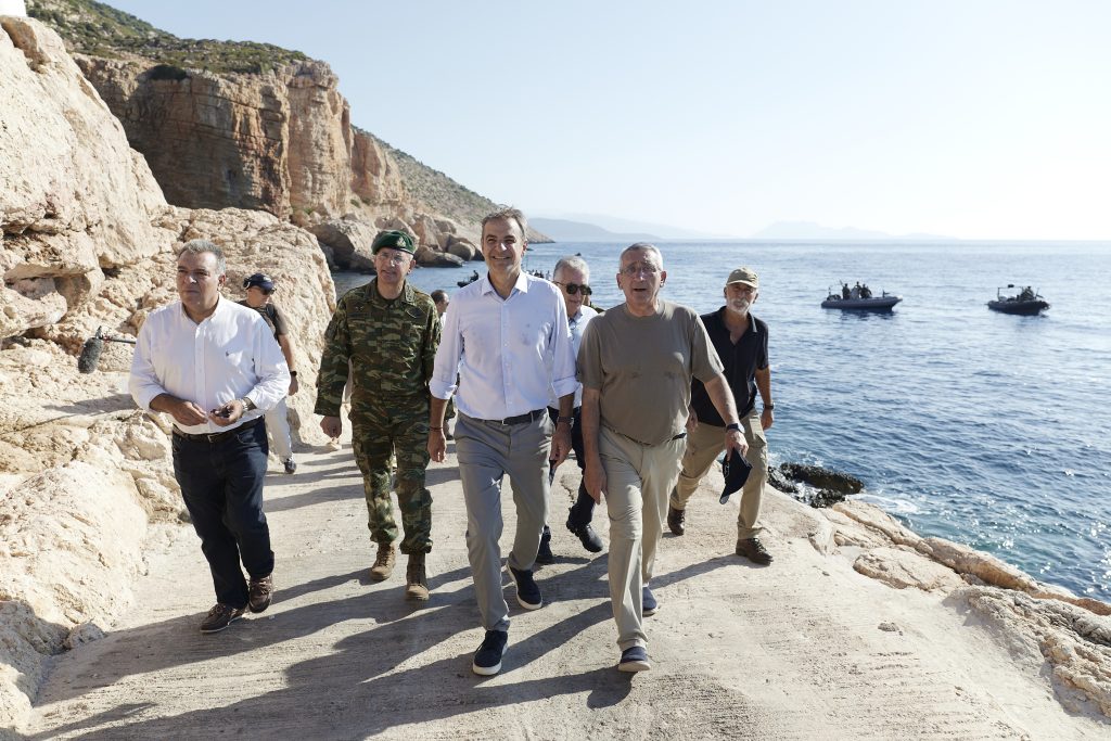 Ο πρωθυπουργός επισκέπτεται τα φυλάκια τις μικρονήσους Ρω και Στρογγυλή