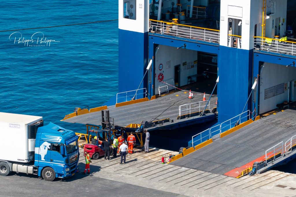 BLUE STAR 1: Τεχνική βλάβη στον κύριο καταπέλτη κατά την άφιξη στη Ρόδο
