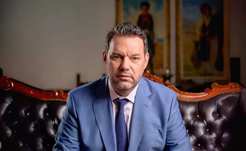 Το καρτέλ του «Mr. Χωριάτικο» στη Ρόδο και οι πλάτες του δημάρχου Αλέξανδρου Κολιάδη – Οι αποκαλύψεις του Documento