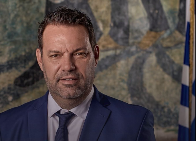 Με το κουστούμι στη λακκούβα: Όταν το styling παίρνει… ασφαλτοστρωτική άδεια που πουλάει στους ιθαγενείς.